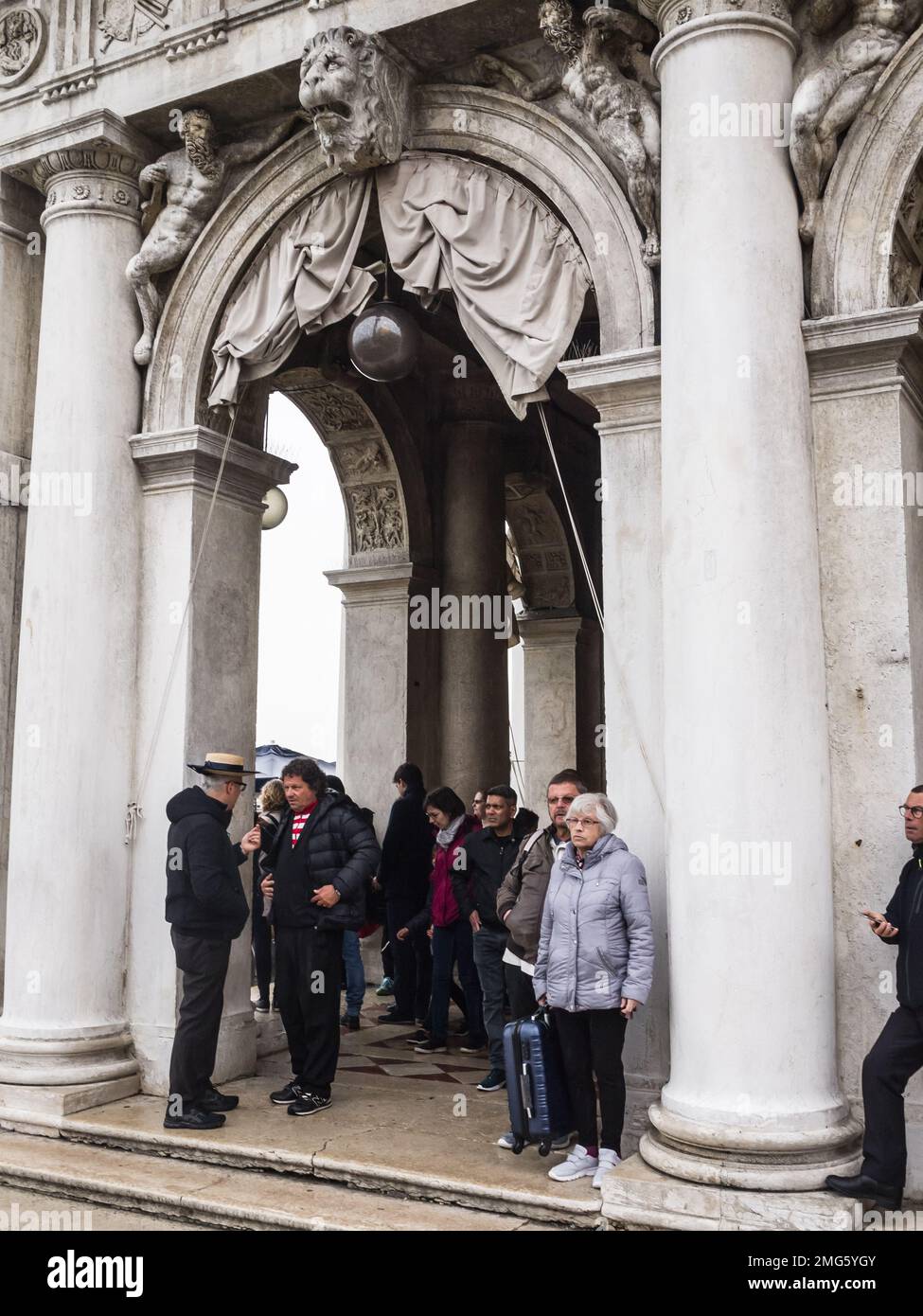 Zwei Gondoliers, die sich in Venedig unterhalten Stockfoto