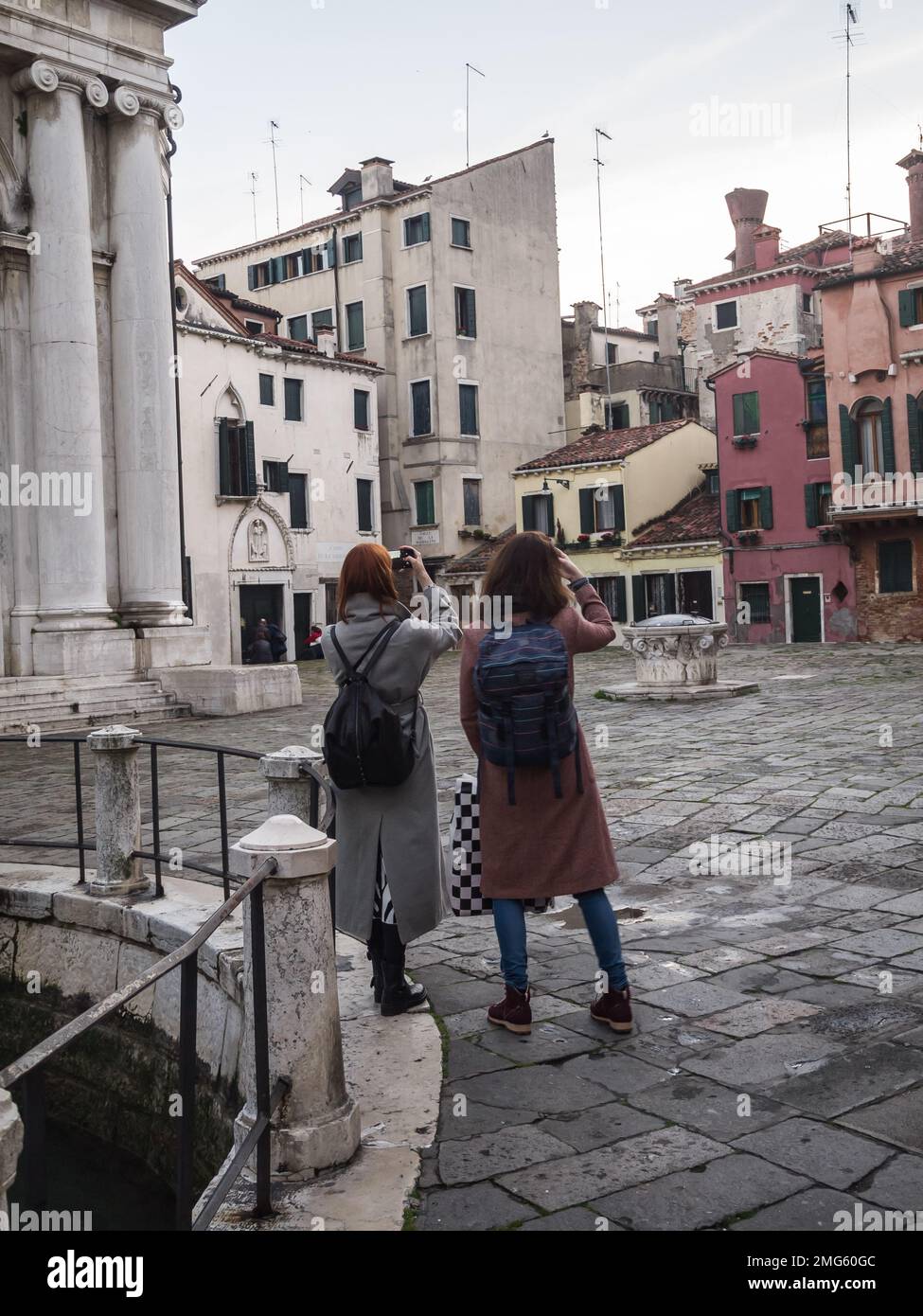 Zwei Touristen fotografieren in Venedig Italien Stockfoto