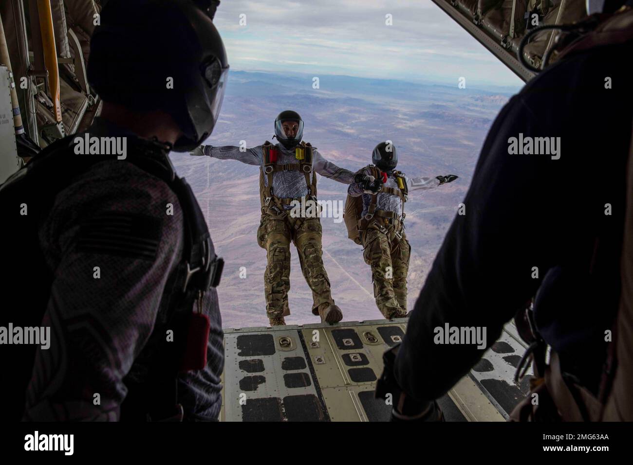 Yuma, Arizona, USA. 11. Januar 2023. USA Fallschirmjäger der Armee mit der Airborne Test Force errichten freie Stürze von einem Marine-Tanker Transportgeschwader (VMGR) 152 KC-130J Super-Hercules-Flugzeug über Yuma Proving Grounds, Yuma, Arizona, Januar. 11, 2023. VMGR-152 reiste aus Iwakuni, Japan, um an Vagabond Horizon 2023 teilzunehmen und ihre Kampfbereitschaft durch gemeinsame Schulungen mit verschiedenen US-amerikanischen Ländern zu verbessern Luftwaffeneinheiten in Arizonas einzigartiger Umgebung. (Kreditbild: © Samantha Rodriguez/USA Marines/ZUMA Press Wire Service) NUR REDAKTIONELLE VERWENDUNG! Nicht für den kommerziellen GEBRAUCH! Stockfoto