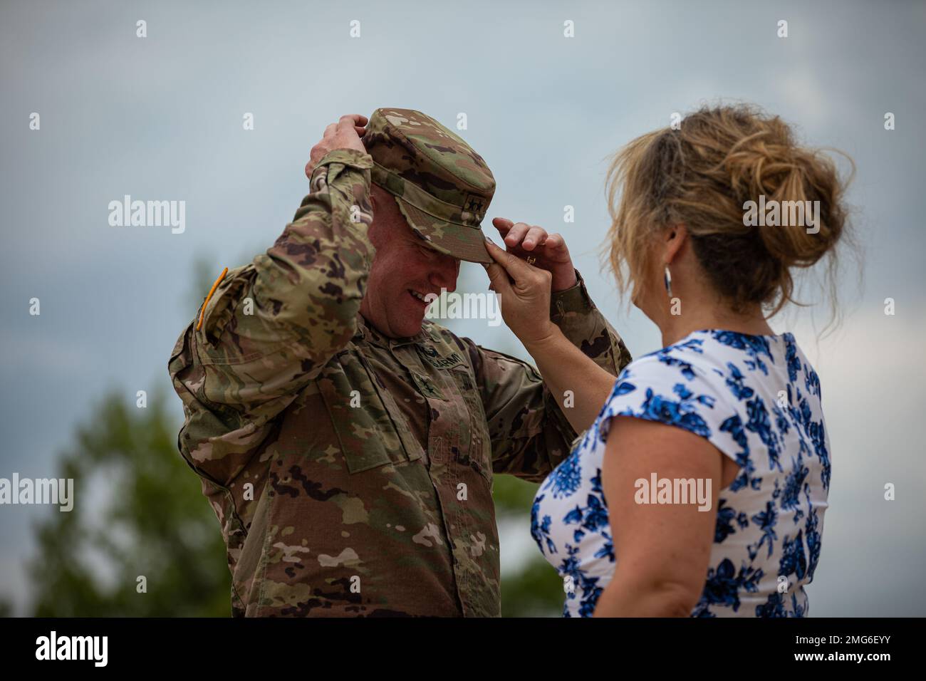 Generalmajor Christopher G. Beck, stellvertretender Kommandeur des III. Korps und Fort Hood, lässt seine Frau Sally Beck während seiner Beförderungszeremonie in Fort Hood, Texas, am 22. August 2022 seine Patrouillenmütze auf den Kopf legen. Stockfoto