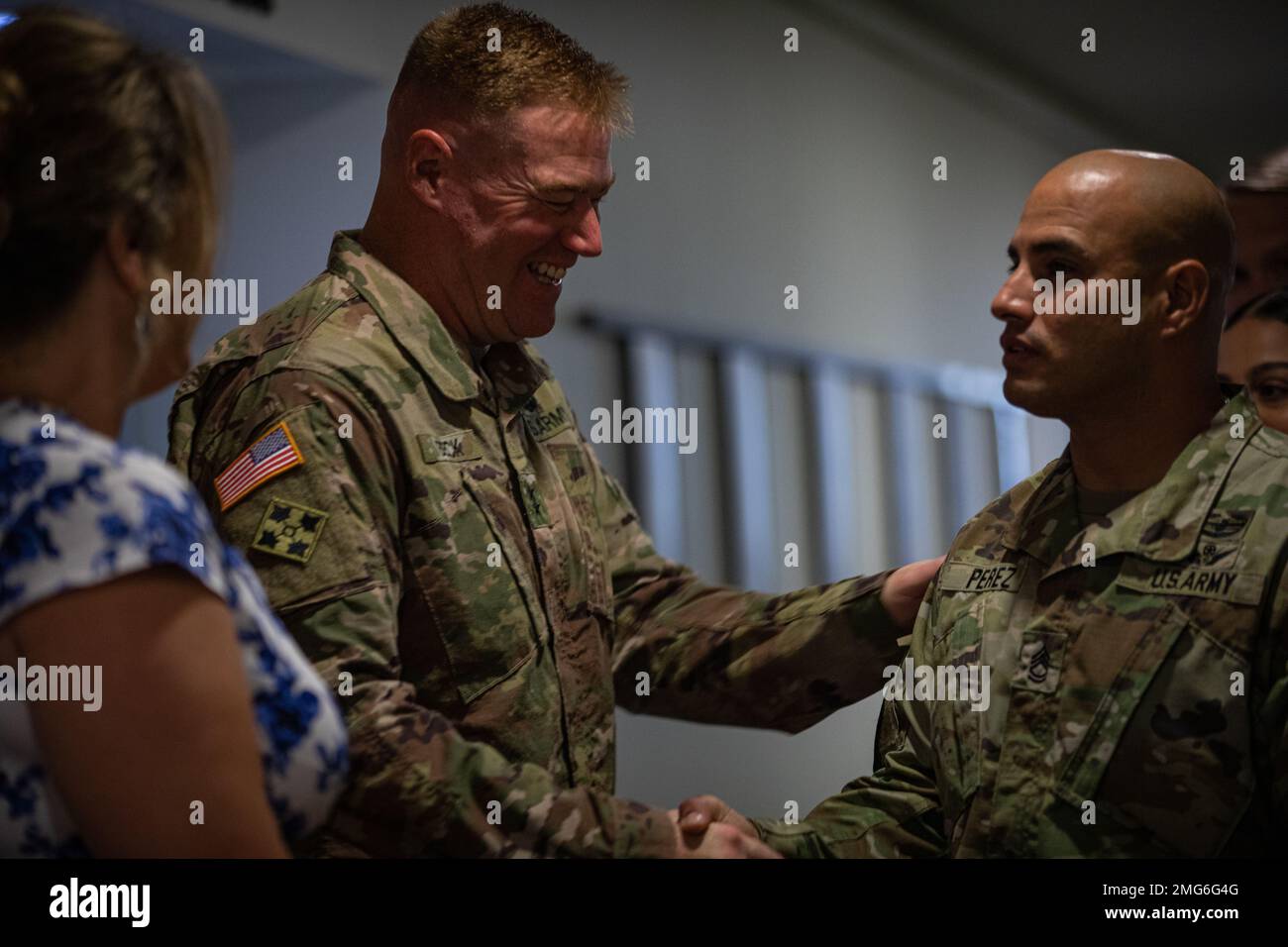 Generalmajor Christopher G. Beck, stellvertretender Kommandeur des III. Korps und Fort Hood, trifft sich nach seiner Beförderungszeremonie in Fort Hood, Texas, am 22. August 2022 mit Soldaten. Stockfoto