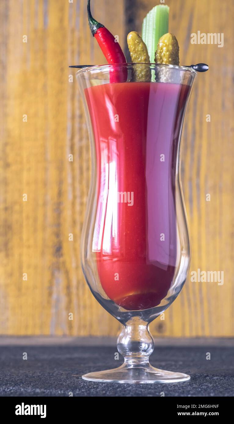 Bloody Mary Cocktail garniert mit Selleriestangen Stockfoto