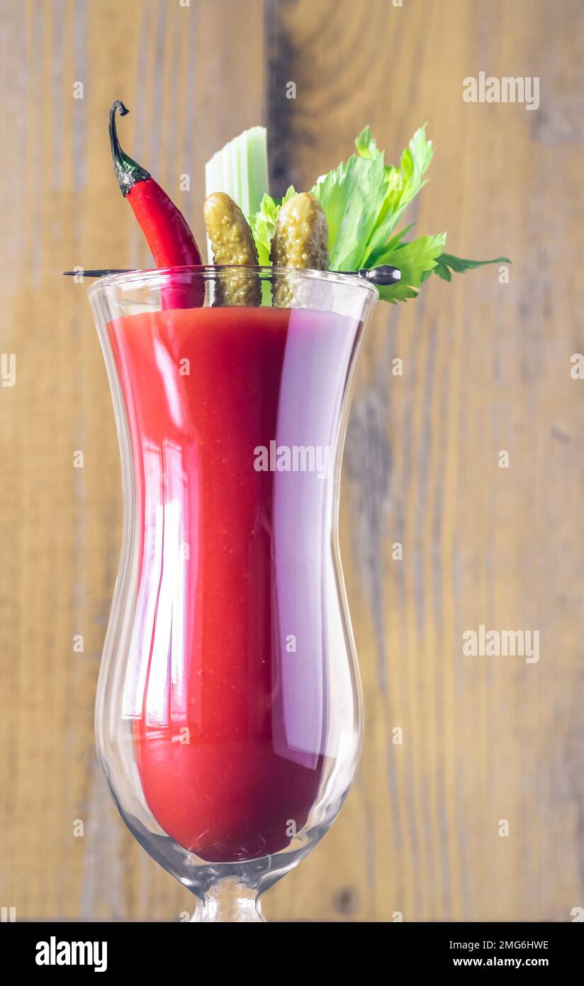 Bloody Mary Cocktail garniert mit Selleriestangen Stockfoto