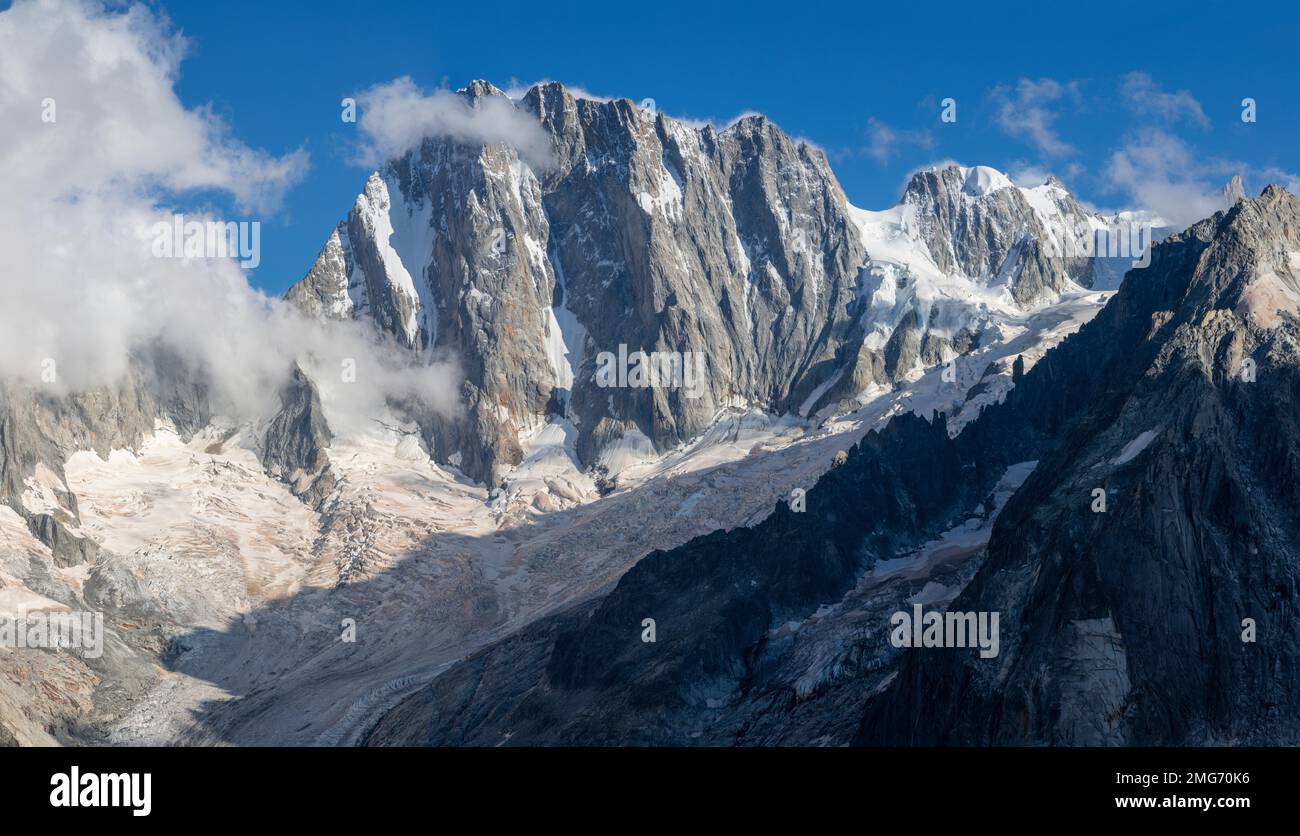 Das Grand Jorasses Massiv und der Gletscher de Leschaux im Abendlicht. Stockfoto