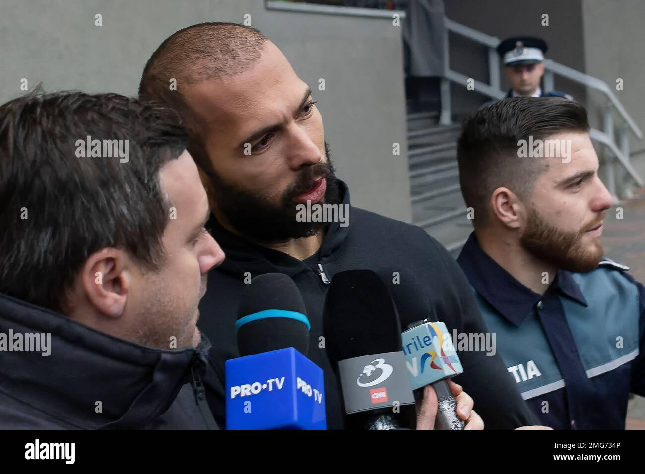 Bukarest, Rumänien - 25. Januar 2023: Andrew Tate und sein Bruder verlassen die Direktion für Ermittlungen gegen organisierte Kriminalität und Terrorismus DIICOT wo Stockfoto