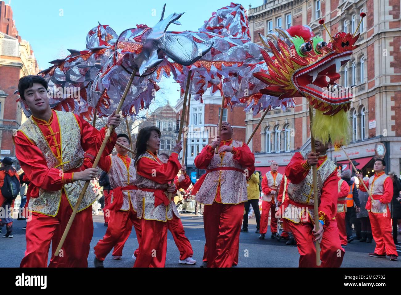 London, Großbritannien. Drachentänzer schlängeln sich während der chinesischen Neujahrsparade durch die Straßen, die das Jahr des Hasen feiert. Stockfoto