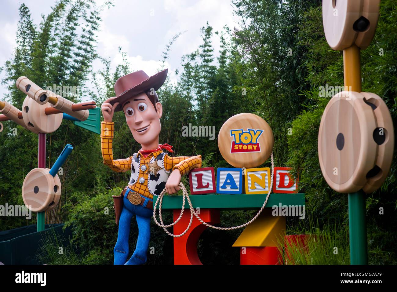 A statue of Sheriff Woody is seen at the entrance to Toy Story Land at Walt Disney World Resort's Hollywood Studios on Friday, August 7, 2020, in Lake Buena Vista, Fla. (Photo by Charles Sykes/Invision/AP) Stockfoto