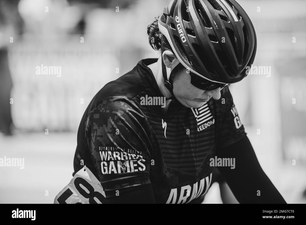 USA Army Major Victoria Camire bereitet sich auf einen Radwettbewerb während der Warrior Games des Verteidigungsministeriums 2022 im ESPN Wide World of Sports Complex in Orlando, Florida, am 22. August 2022 vor. Von den USA moderiert Armee, Militärangehörige und Veteranen des Verteidigungsministeriums konkurrieren im adaptiven Sport mit Streitkräften aus Kanada und der Ukraine. (Dieses Foto wurde für Effekt in Schwarzweiß geändert.) Stockfoto