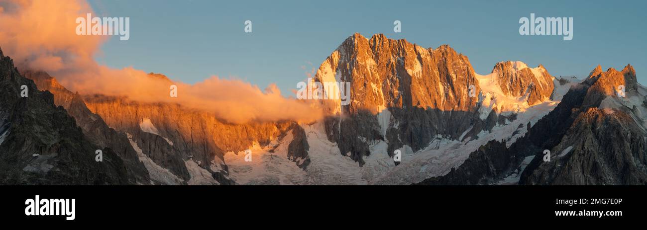 Das Panorama des Grand Jorasses Massivs im Abendlicht. Stockfoto