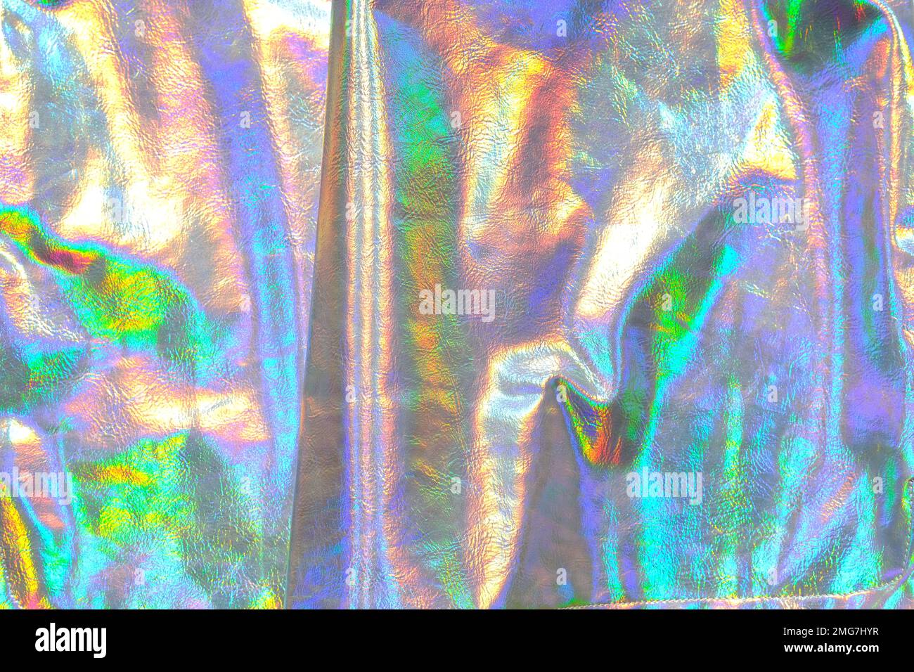 Holographischer metallischer Hintergrund. Metallische Gewebestruktur mit schillernden Gradienten. Tapete in Silber, Violett und Grün. Metall-holografisch Stockfoto