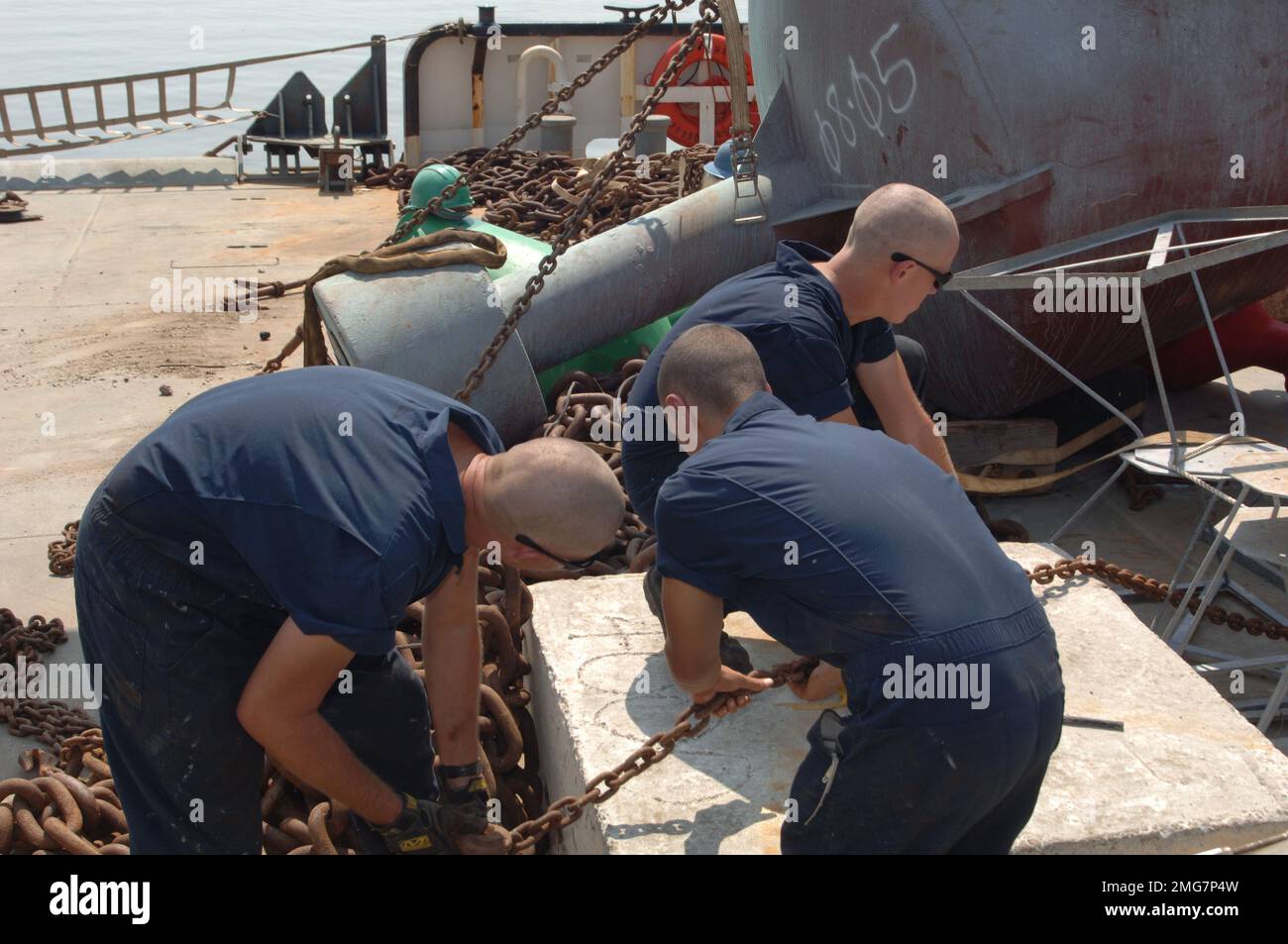 Navigationshilfen - 26-HK-63-30. Küstenwachmänner, die mit grossem Navigationshilfsmittel am Fräser arbeiten--ATON ops2. Hurrikan Katrina Stockfoto