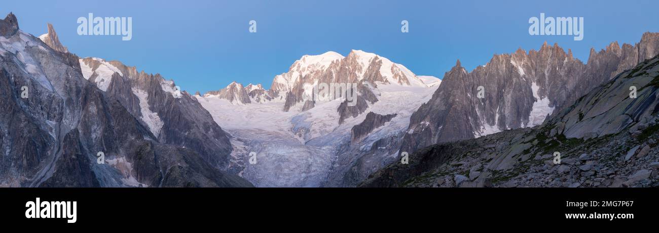 Das Panorama des Mont-Blanc-Massivs und der Aiugulles-Türme in der Morgendämmerung. Stockfoto