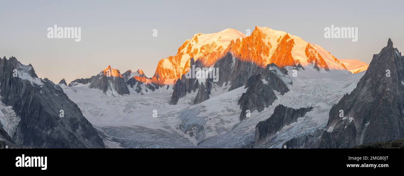 Das Panorama des Mont Blanc-Massivs und Aiugulles erhebt sich im Morgenlicht. Stockfoto