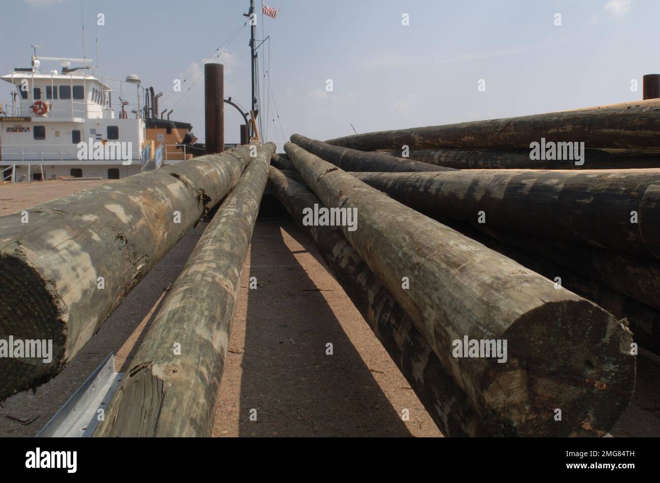 Navigationshilfen - 26-HK-63-53. Pfähle am Ufer--ATON ops2. Hurrikan Katrina Stockfoto