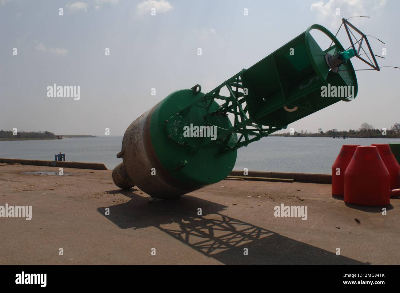 Navigationshilfen - 26-HK-63-50. Navigationshilfe auf Dock2. Hurrikan Katrina Stockfoto