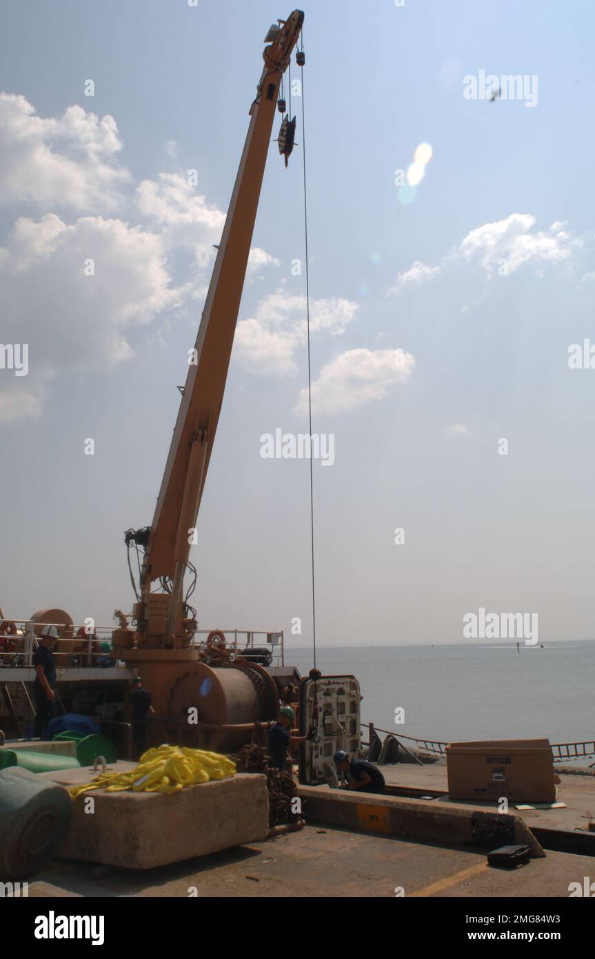 Navigationshilfen - 26-HK-63-33. Kranich an Dock mit anderen Geräten--ATON Ops. Hurrikan Katrina Stockfoto