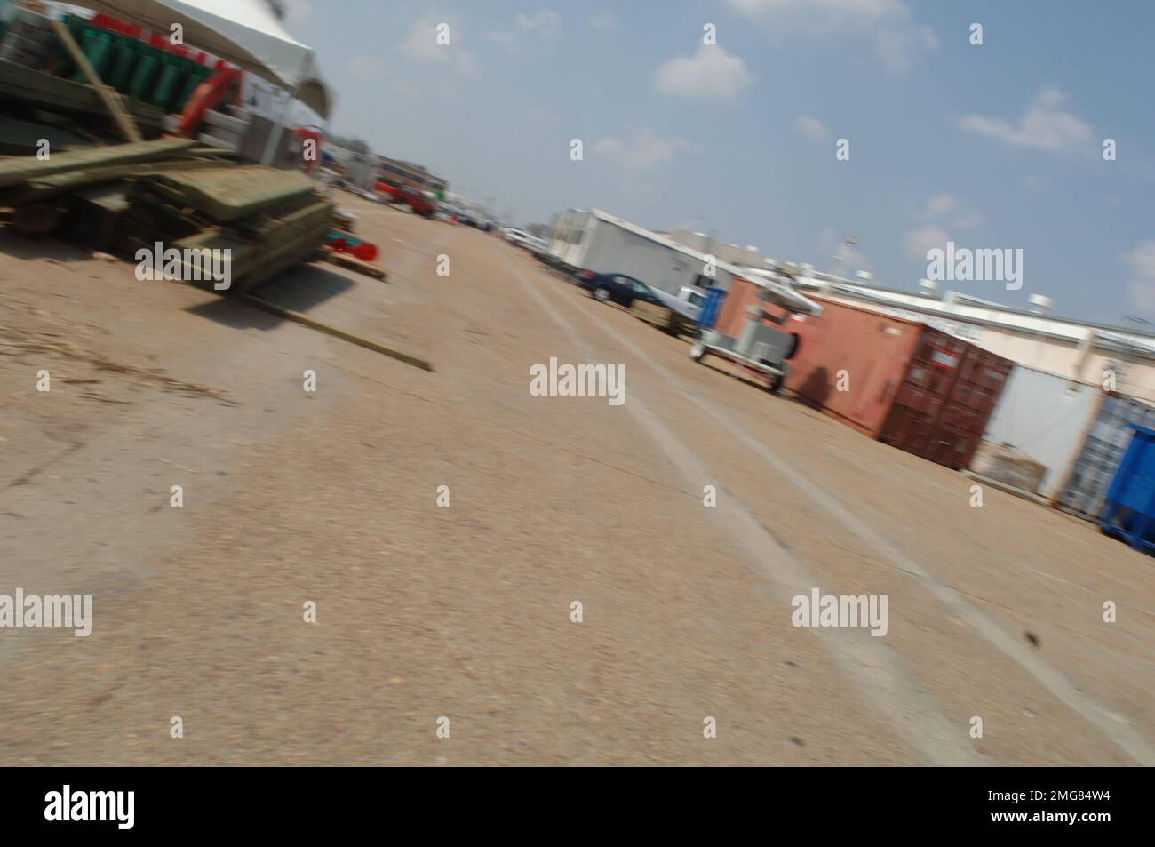 Navigationshilfen - 26-HK-63-54. Lagercontainer, Bauholz und Gebäude am Ufer--ATON Ops. Hurrikan Katrina Stockfoto