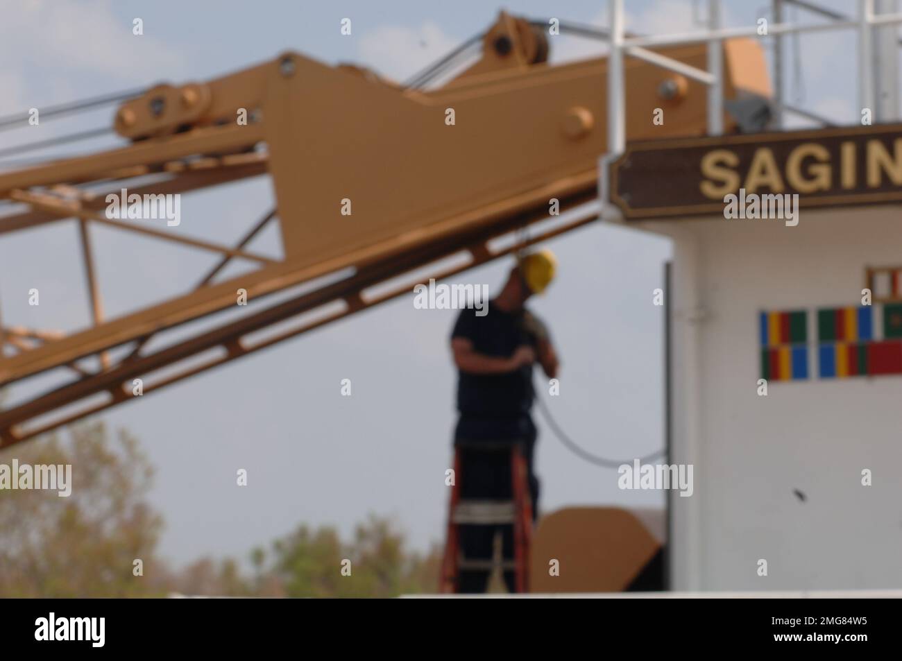 Navigationshilfen - 26-HK-63-15. Küstenwache arbeitet an CGC Saginaw... ATON Ops. Hurrikan Katrina Stockfoto