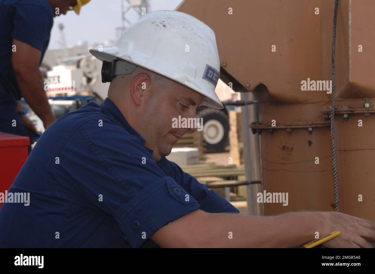 Navigationshilfen - 26-HK-63-28. Küstenwachmänner, die an Cutter arbeiten--ATON Ops. Hurrikan Katrina Stockfoto