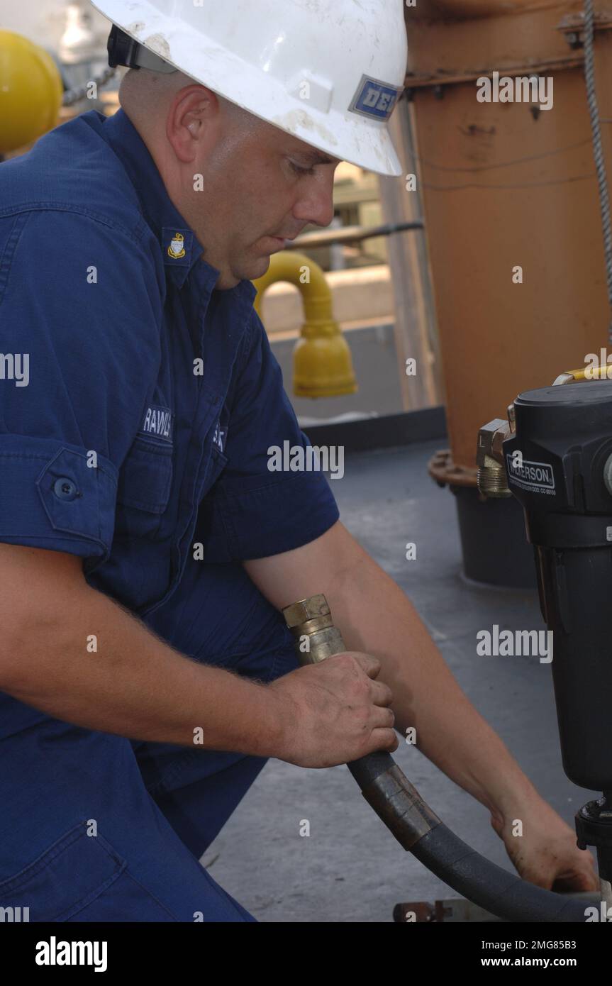 Navigationshilfen - 26-HK-63-22. Küstenwache arbeitet an Cutter--ATON-Ops. Hurrikan Katrina Stockfoto