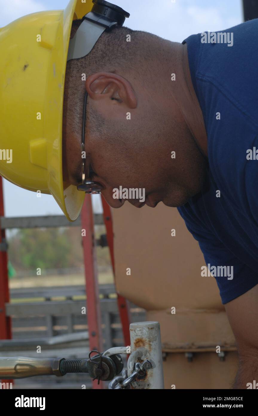 Navigationshilfen - 26-HK-63-18. Küstenwache arbeitet an Cutter--ATON-Ops. Hurrikan Katrina Stockfoto
