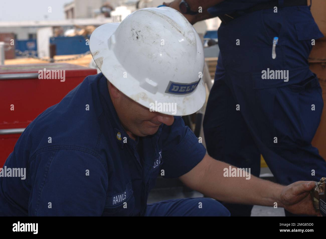Navigationshilfen - 26-HK-63-19. Küstenwache arbeitet an Cutter--ATON-Ops. Hurrikan Katrina Stockfoto