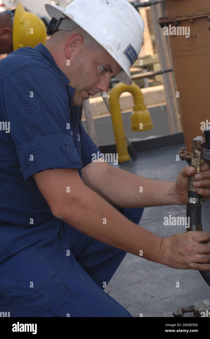 Navigationshilfen - 26-HK-63-21. Küstenwache arbeitet an Cutter--ATON-Ops. Hurrikan Katrina Stockfoto