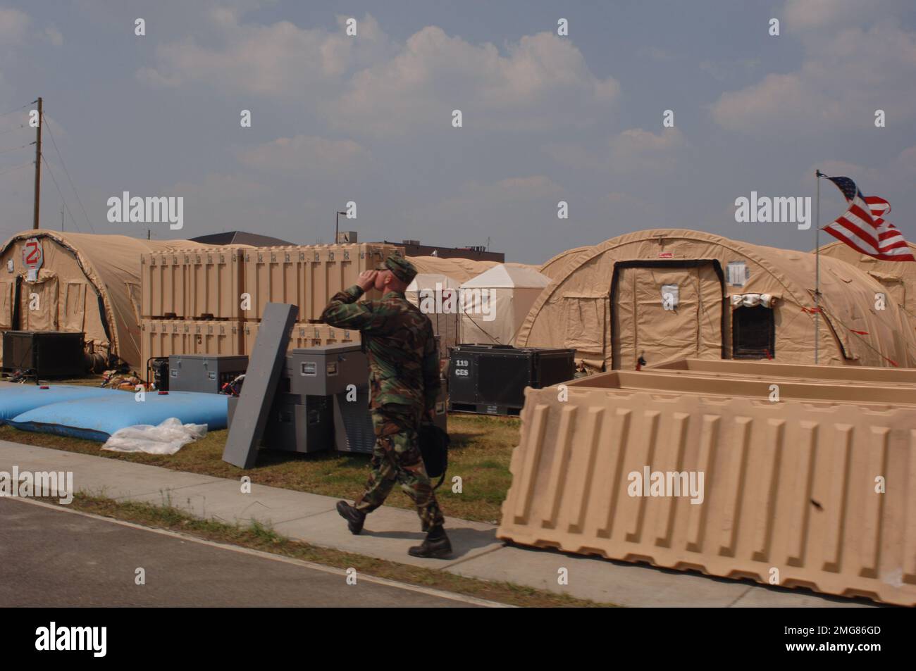 Navigationshilfen - 26-HK-63-48. Militärpersonal, das an der Zeltstadt vorbeiläuft. Hurrikan Katrina Stockfoto