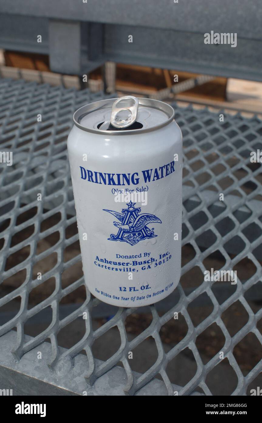 Navigationshilfen - 26-HK-63-2. Trinkwasserdose gespendet von Anheuser-Busch. Hurrikan Katrina Stockfoto