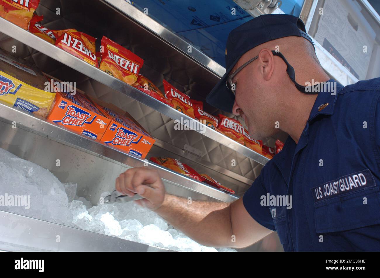 Navigationshilfen - 26-HK-63-8. Küstenwache holt Eis aus dem Laden. Hurrikan Katrina Stockfoto