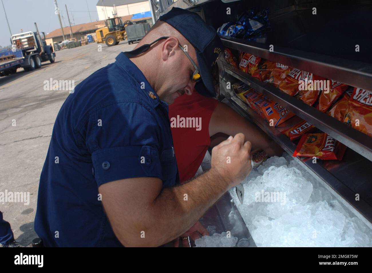 Navigationshilfen - 26-HK-63-11. Küstenwache holt Eis aus dem Laden. Hurrikan Katrina Stockfoto