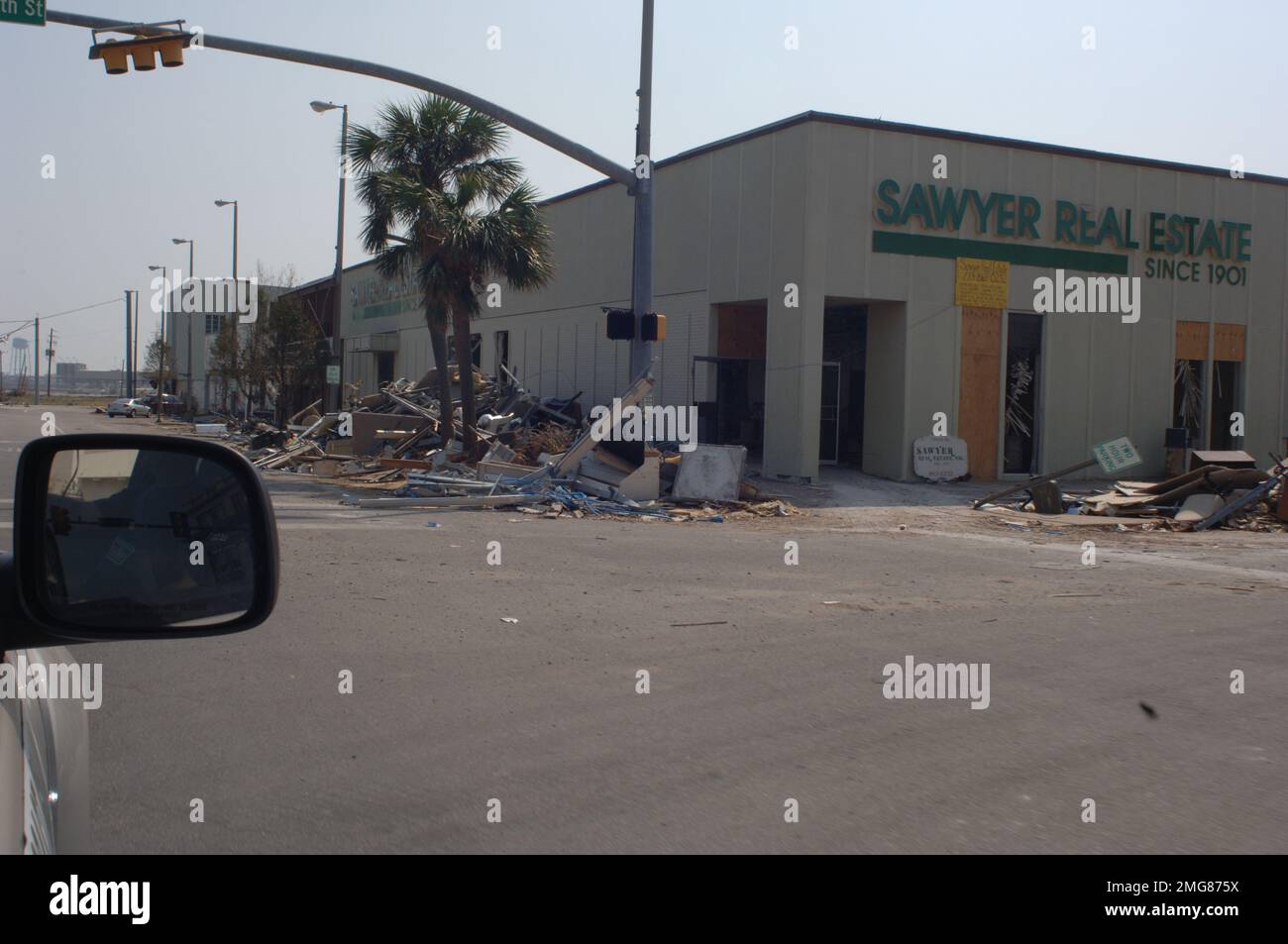 Navigationshilfen - 26-HK-63-34. Trümmer um das beschädigte Sawyer-Immobiliengebäude. Hurrikan Katrina Stockfoto
