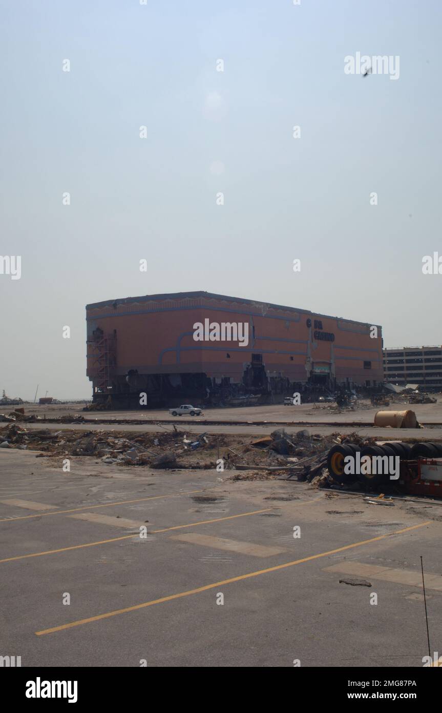 Navigationshilfen - 26-HK-63-36. Vertriebenes Kasino und Trümmer auf dem Parkplatz. Hurrikan Katrina Stockfoto