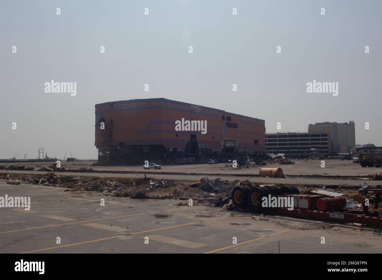Navigationshilfen - 26-HK-63-37. Vertriebenes Kasino und Trümmer auf dem Parkplatz lot2. Hurrikan Katrina Stockfoto