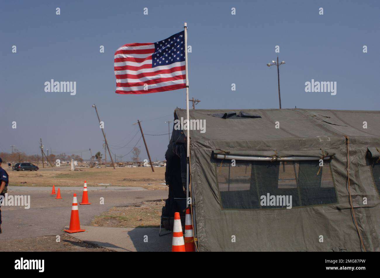 Navigationshilfen - 26-HK-63-1. Amerikanische Flagge, die vor dem Militärzelt fliegt. Hurrikan Katrina Stockfoto