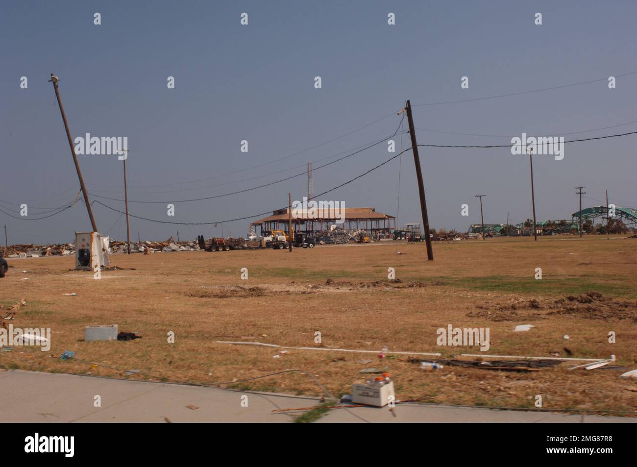 Navigationshilfen - 26-HK-63-60. Große Sicht auf das Feld, Holzstruktur (möglicherweise Trockendock), Schmutz und Ausrüstung. Hurrikan Katrina Stockfoto
