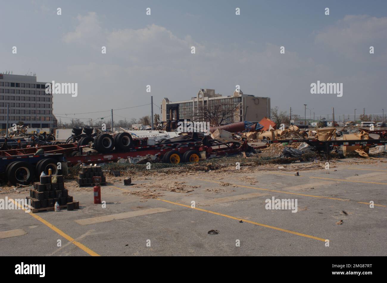 Navigationshilfen - 26-HK-63-45. Schwere Verunreinigungen bedecken Baufahrzeuge in der Nähe von Parkplätzen und Gewerbegebäuden. Hurrikan Katrina Stockfoto