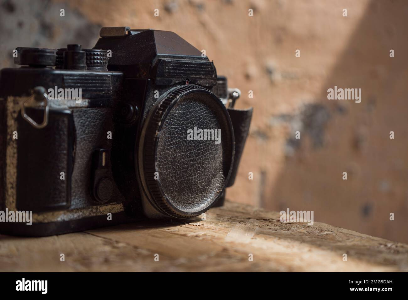 Alte analoge Kamera mit unscharfem Hintergrund Stockfoto