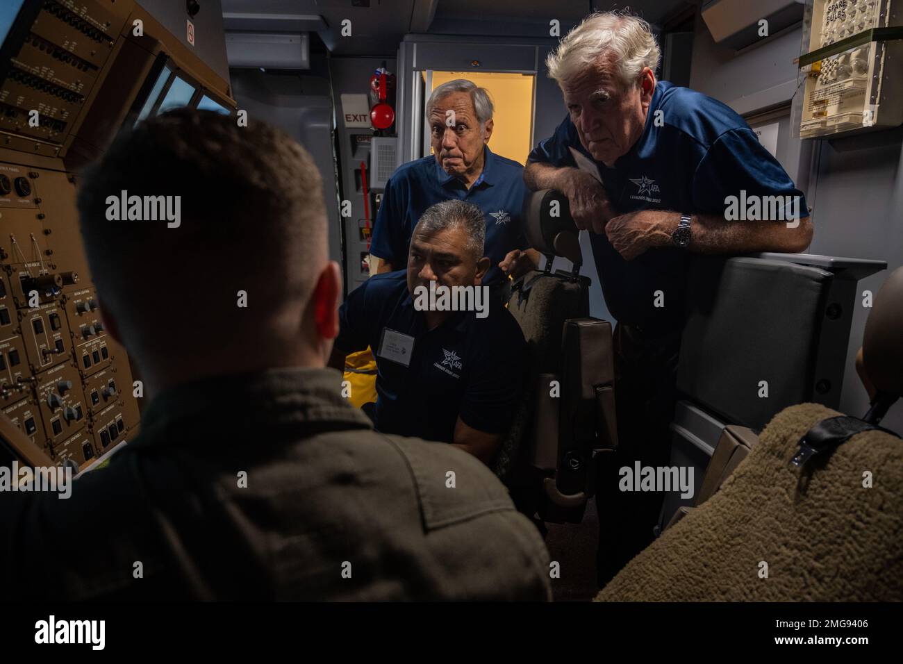 Ein dem 916. Air Tanken Flügel zugeteilter Flugzeuge zeigt die verschiedenen Funktionen des KC-46A Pegasus während der Legends Tour der Air & Space Forces Association am Luftwaffenstützpunkt Seymour Johnson, North Carolina, am 22. August 2022. Die AFA ist bestrebt, Energie aus der Luft- und Raumfahrt zu fördern und zu fördern, die politische Entscheidungen und Entscheidungen über die Mittelbeschaffung positiv beeinflussen wird. Stockfoto