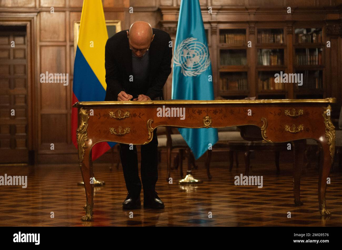 Der hohe Kommissar der Vereinten Nationen für Menschenrechte, Volker Turk, unterzeichnet das Abkommen mit der kolumbianischen Mission der Vereinten Nationen auf einer Pressekonferenz am 25. Januar 2022 in Bogota (Kolumbien). Foto von: Chepa Beltran/Long Visual Press Stockfoto