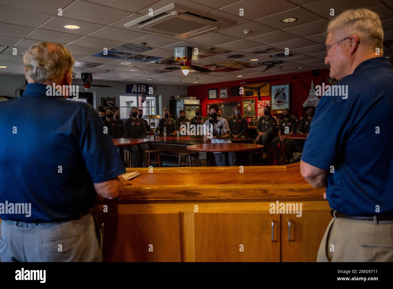 Mitglieder der Air & Space Forces Association sprechen während der AFA Legends Tour am Luftwaffenstützpunkt Seymour Johnson, North Carolina, am 22. August 2022 mit Piloten, die der 333. Kampfgeschwader zugeteilt wurden. Die AFA setzt sich für die Unterstützung und Förderung von Energie aus der Luft- und Raumfahrt ein, die politische Entscheidungen und Entscheidungen über die Mittelbeschaffung positiv beeinflussen wird. Stockfoto