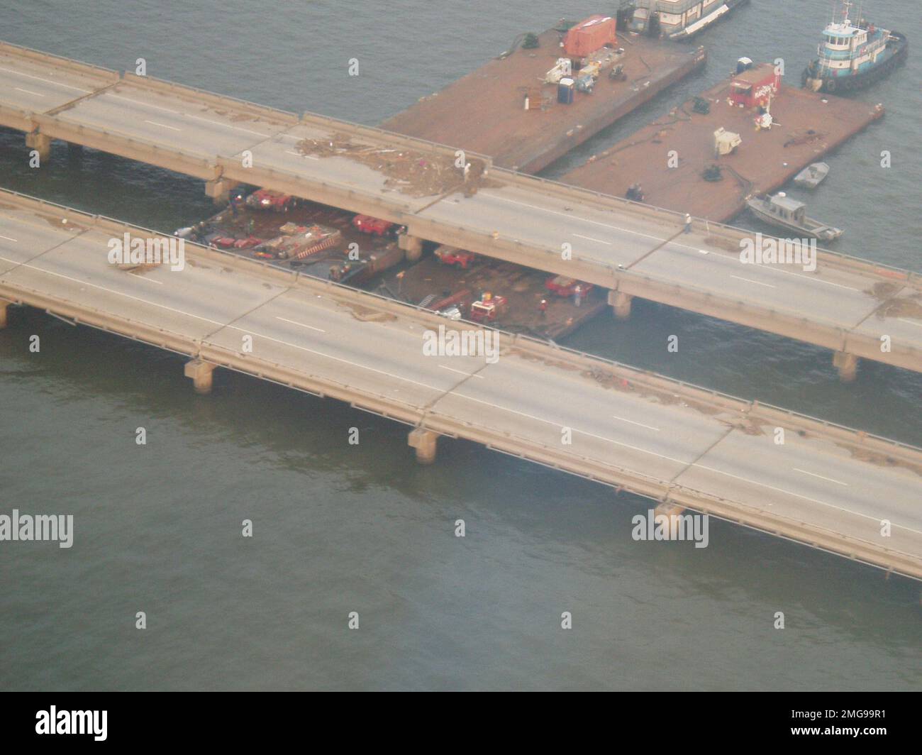 Brückenreparatur - 26-HK-70-2. Brückenreparatur -- Lastkähne, Boote und Ausrüstung in der Nähe von kaputten Brückenspannungen. Hurrikan Katrina Stockfoto