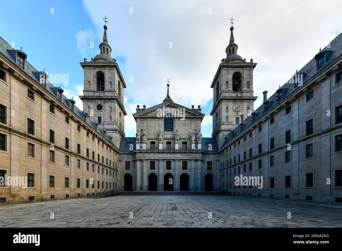 El Escorial, Spanien - 11. Dezember 2021: Das beeindruckende Kloster El Escorial, ein Weltkulturerbe in Spanien. Stockfoto