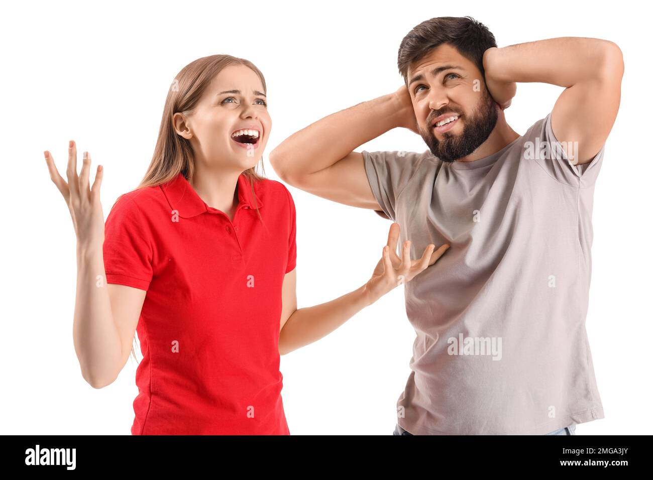 Ein junges Paar, das unter lautem Lärm auf weißem Hintergrund leidet Stockfoto