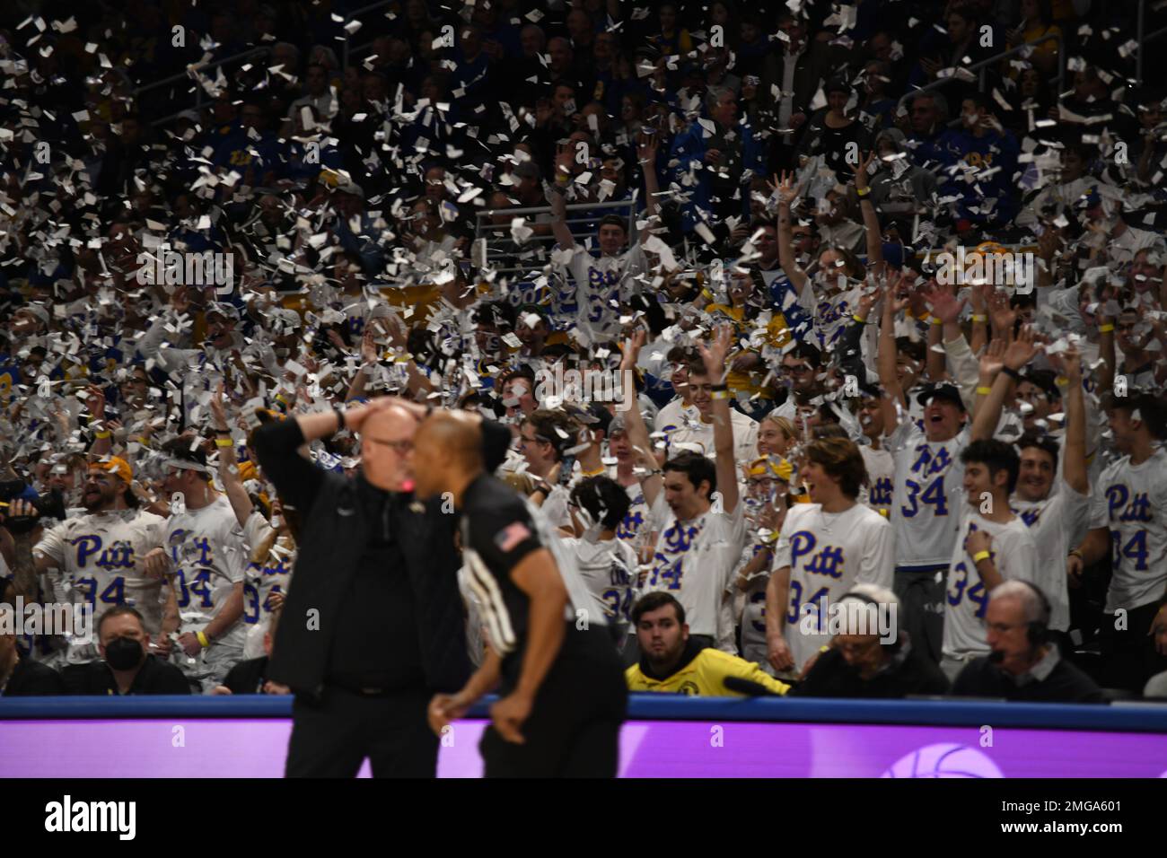 Pittsburgh, Pennsylvania, USA. 25. Januar 2023. 25. Januar 2023 der Oakland Zoo wirft Papier während des College-Basketballspiels zwischen den Wake Forest Demon Deacons und den Pittsburgh Panthers im Petersen Events Center in Pittsburgh, Pennsylvania. (Kreditbild: © Jake Mysliwczyk/BMR via ZUMA Press Wire) NUR REDAKTIONELLE VERWENDUNG! Nicht für den kommerziellen GEBRAUCH! Stockfoto