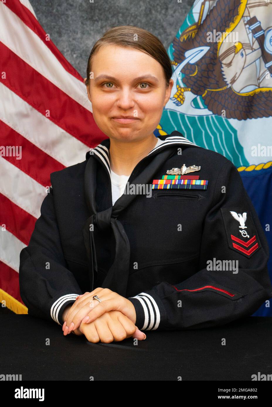 TOLLE SEEN, Illinois. (22. August 2022) Marinestützpunkt Great Lakes' Junior Sailor of the Quarter, 3. Quartal Geschäftsjahr 2022 Betriebsspezialist 2. Klasse Cheyenne McAllister. Das 1911 eröffnete NSGL ist die größte Ausbildungseinrichtung der Marine und das einzige Boot Camp der Marine. Die Anlage befindet sich auf über 1600 Morgen Land mit Blick auf Lake Michigan und umfasst 1.153 Gebäude, davon 39 im National Register of Historic Places. NSGL unterstützt über 50 Mandantenbefehle und -Elemente sowie über 20.000 Seeleute, Marines, Soldaten und Zivilisten des Verteidigungsministeriums, die an der Anlage leben und arbeiten. Stockfoto