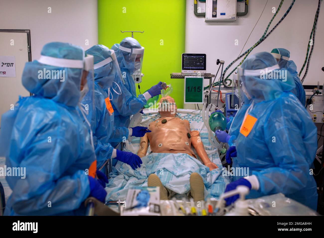 Israeli medical workers operate a ventilation machine on a training mannequin during an exercise of the new COVID-19 department at Rambam Hospital in the northern Israeli city of Haifa, Israel, Monday, July 27, 2020. The underground facility at Rambam hospital, originally built for a war emergency, can turn within 72 hours into a protected hospital. The Israeli government has ordered it to prepare to treat up to 350 extreme coronavirus-related cases. (AP Photo/Oded Balilty) Stockfoto