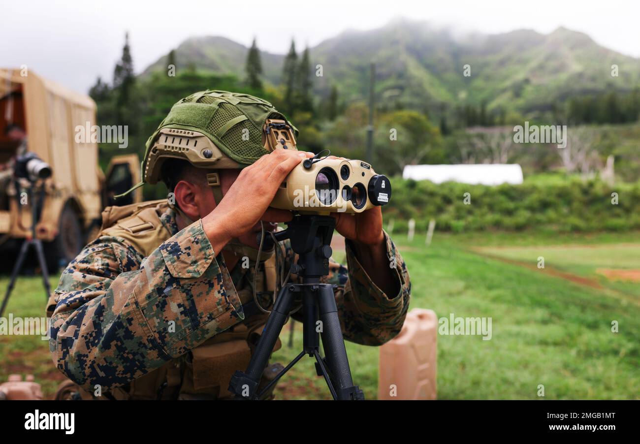 USA Angel Salgado, Leiter des Infanterie-Mörserteams mit 3D Littoral Combat Team, 3D Marine Littoral Regiment, 3D Marine Division beobachtet 81mm Mörserschläge während der Übung Bougainville I in Schofield Barracks, Hawaii, 23. August 2022. Vorwärts gerichtete Beobachter, die sich an einer Beobachterposition befinden, die mit dem Feuerrichtungszentrum kommuniziert wird, um sicherzustellen, dass hochexplosive Schüsse, die aus einem M252 81mm-Mörtel-System abgefeuert werden, auf ihren beabsichtigten Zielen landen. Bougainville I ermöglicht Feuerwehrteams und -Einheiten mit 3D LCT, die Kohäsion, die Letalität und die Überlebensfähigkeit kleiner Einheiten zu üben, um Bedingungen zu setzen Stockfoto