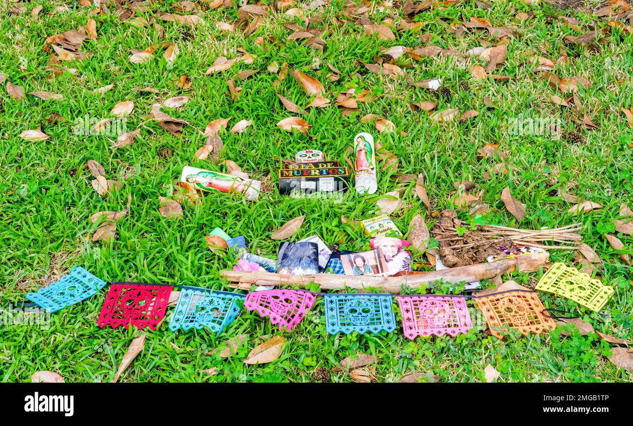 NEW ORLEANS, LA, USA - 13. DEZEMBER 2022: Objekte auf dem Boden im Audubon Park, um das Leben verstorbener Angehöriger am Tag der Toten zu feiern Stockfoto