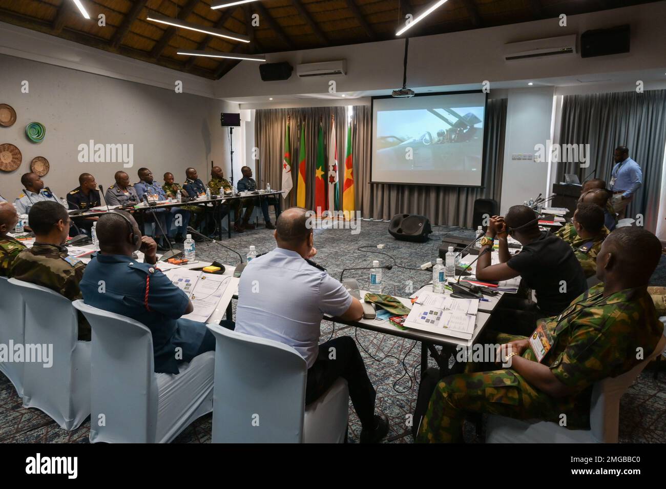 Verbindungsbeamte der afrikanischen Nation nehmen an Gesprächen während der LNO Working Group 2022 des Verbands der afrikanischen Luftwaffe in Kasane, Botsuana, am 23. August 2022 Teil. Bei der Arbeitsgruppe handelt es sich um eine Veranstaltung der Association of African Air Forces, die sich auf die Aktivitäten des AAAF-Verbindungsbeamten und die Zusammenarbeit durch die USA konzentriert Luftwaffe Afrika. Das vielfältige Spektrum von Workshops und kulturellen Aktivitäten der Arbeitsgruppe, die auf die Förderung wirksamerer militärischer Beziehungen zwischen den teilnehmenden Ländern abzielen. Stockfoto